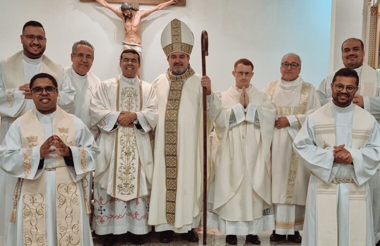 Dom Arnaldo dá posse a padre Edisandro na Paróquia Sagrada Família