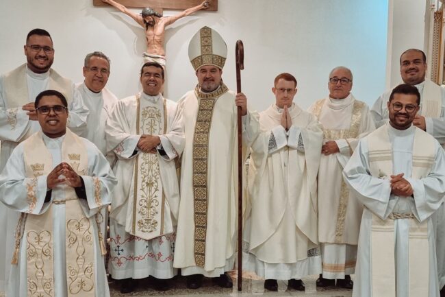 Dom Arnaldo dá posse a padre Edisandro na Paróquia Sagrada Família