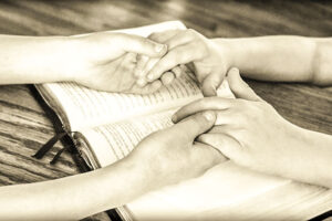 holding-hands-752878_1280