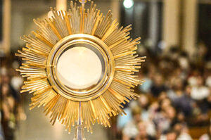a-adoracao-a-jesus-no-santissimo-sacramento-04452208