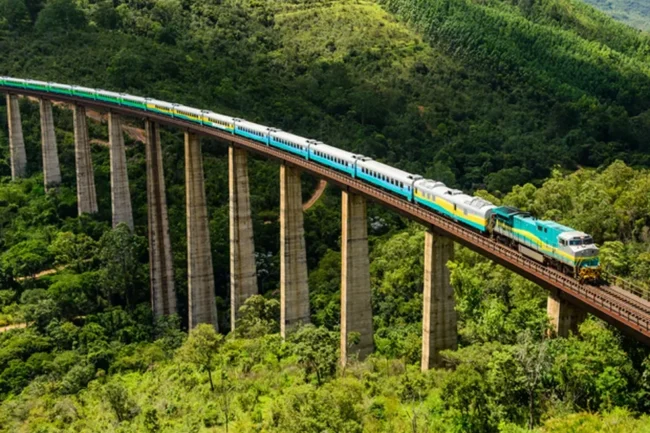 Viagem de trem entre Belo Horizonte e Vitória com padre Robinson