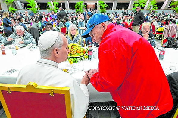 Papa Leão XIV almoça com os pobres e  destaca: “não podemos esquecer as pessoas que sofrem por causa da violência e da fome”