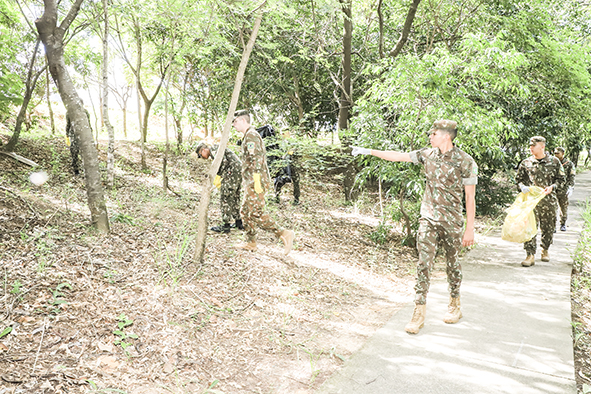 Parceria entre Prefeitura e  Exército resulta em limpeza do Parque Taboão