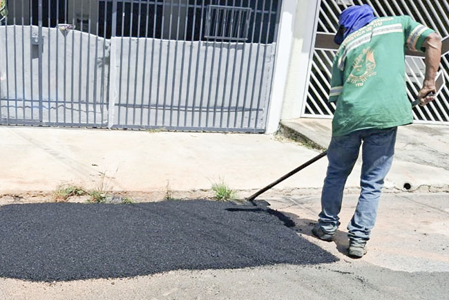 Operação tapa buraco continua atendendo vários bairros da cidade