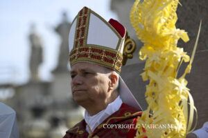 Papa confia à Maria os crucificados de hoje: rejeitar a guerra com o Rei da paz papa_leão_ramos