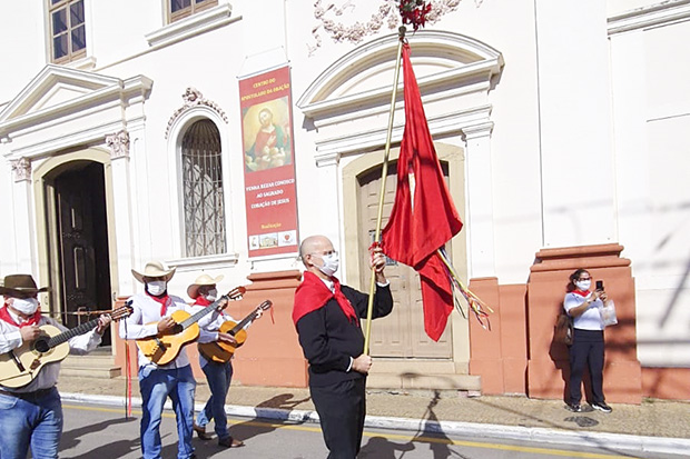 Cortejo do Divino resgata tradição com mais de 300 anos