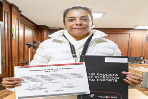 A professora de vôlei, Alessandra Martins de Castro, representou a SEME em SP