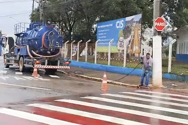 SEMSUR realiza limpeza e desobstrução de canaletas da rede pluvial em importantes avenidas de Itu