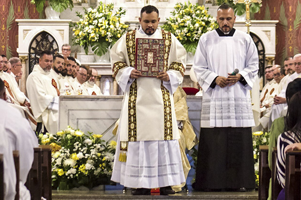 “Eis-me aqui”: Edson Júnior é ordenado  diácono na Catedral do Desterro