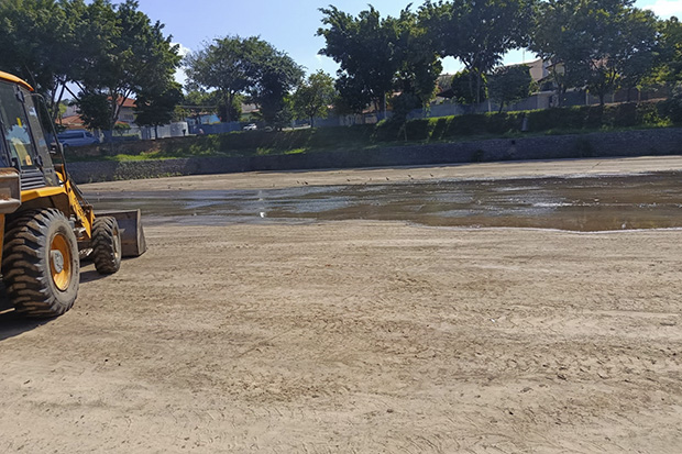 Prefeitura de Itu realiza limpeza dos  piscinões da Vila Gatti e Jardim Faculdade
