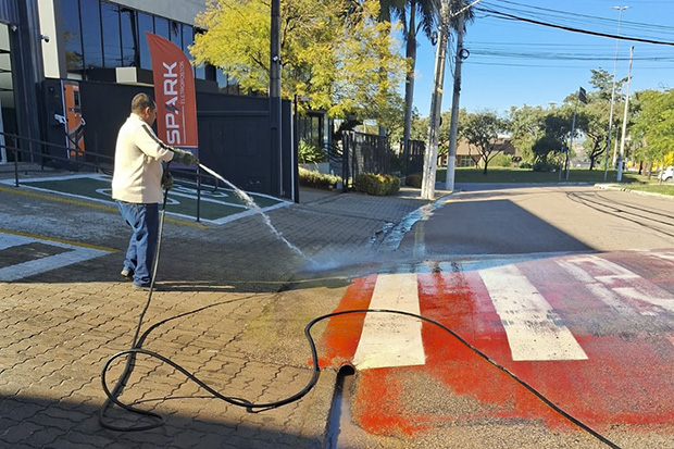 Lombofaixas da Avenida Plaza passam por limpeza e manutenção