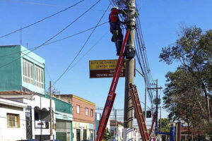 Trabalho de reordenamento de fios de telecomunicação prossegue em Itu reordenamento de fios 02