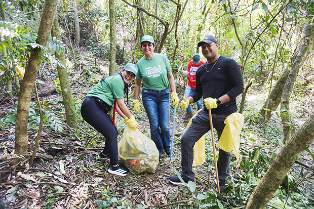 Estrada Parque recebe ação de limpeza