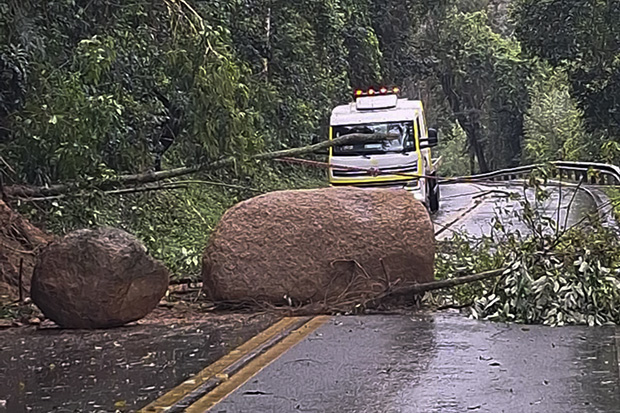 Queda de rocha interdita Estrada Parque entre Itu e Cabreúva
