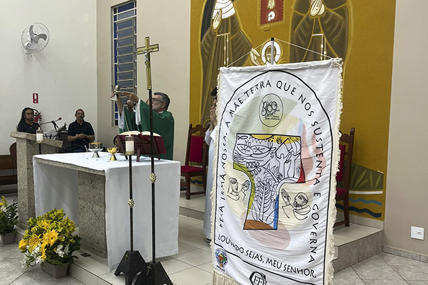 Estandarte da Família Franciscana peregrina por igrejas de Itu