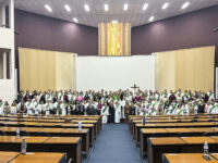 Diáconos permanentes da Diocese de Jundiaí e suas esposas durante o retiro anual