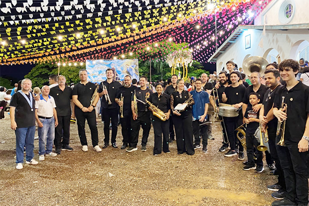 Banda do Carmo acompanha procissão de Nossa Senhora Aparecida mesmo sob chuva